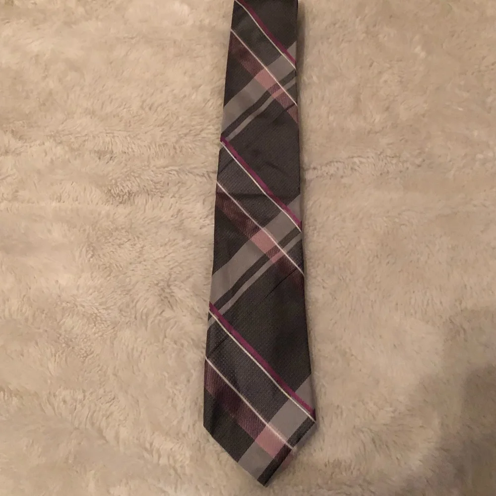 Michael Kors silk plaid tie gray and pink - Picture 2 of 2